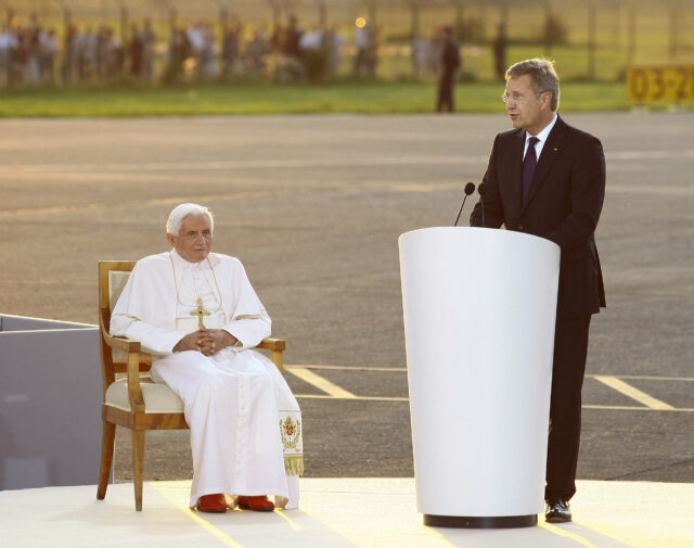 Papstbesuch: Papst Benedikt XVI bei seinem Abflug auf dem Flughafen Lahr